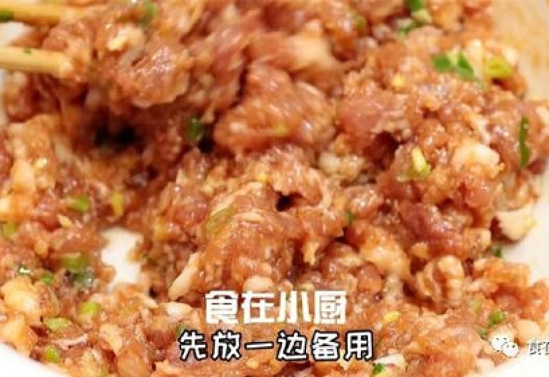 丝瓜包饺子，没想到这么好吃，教你调馅 *** ，出锅一口一个太香了