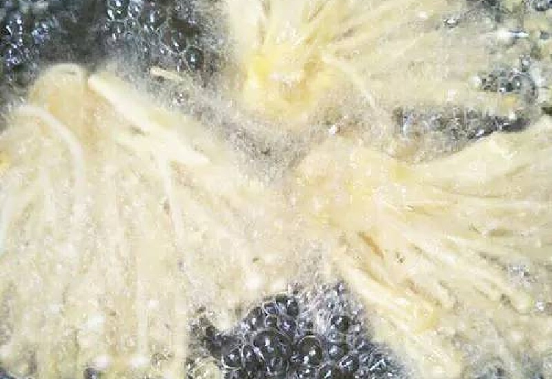 分享给大家金针菇的另一种吃法，色泽金黄口感酥脆，做法也简单