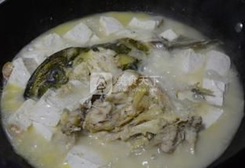 鱼头豆腐汤要炖多久 30分钟左右,汤汁浓稠颜色奶白