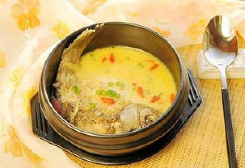 家常鲫鱼汤做法 原汁原味 汤鲜味美
