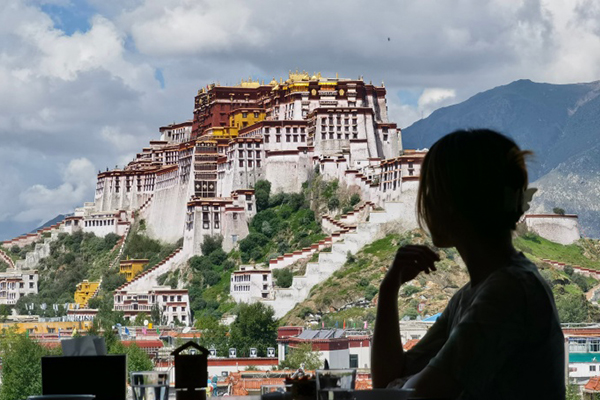 去西藏旅游坐飞机还是火车？一家人去西藏旅游费用需要多少钱？