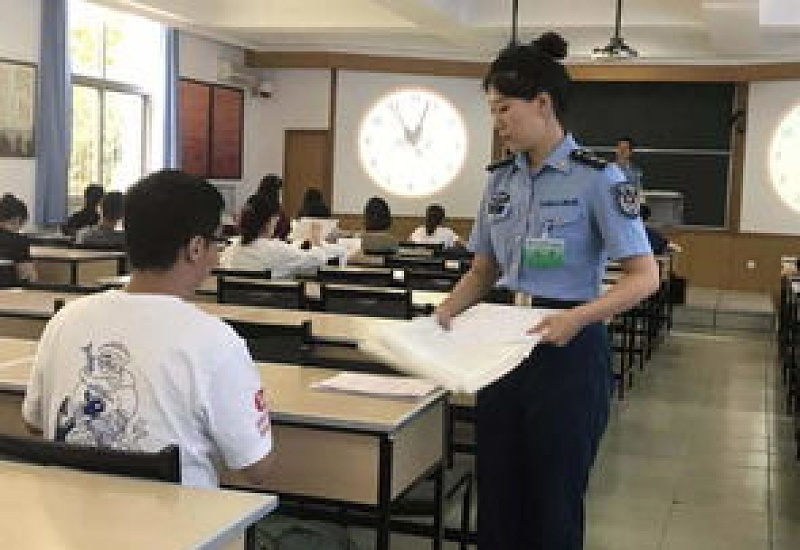 女生考部队文职难度大吗 部队的女文职人员必须短发吗