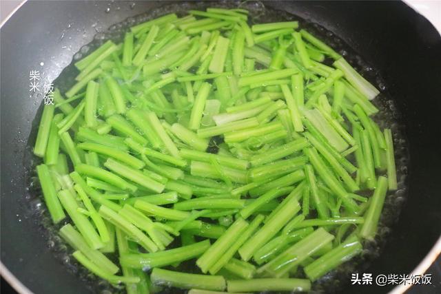 芹菜炒肉丝怎么做最好吃 芹菜炒肉丝做好这两步(5)